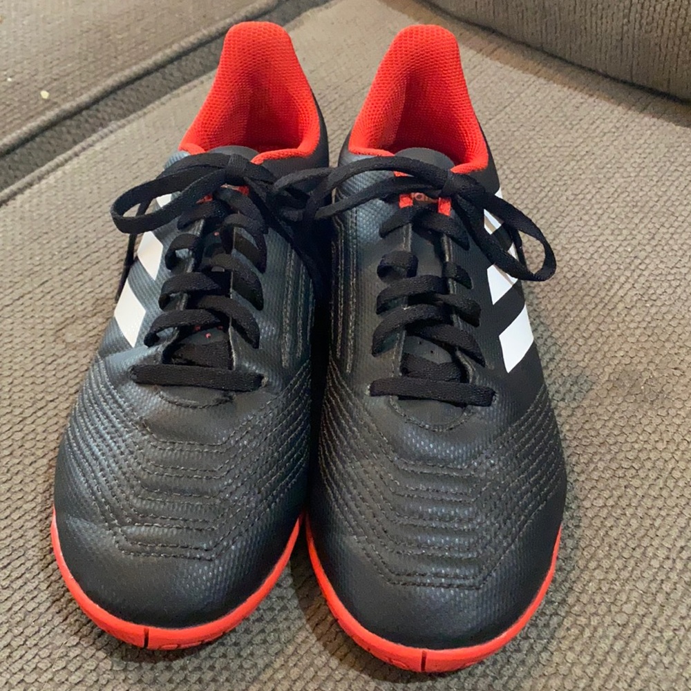 Indoor soccer cleats